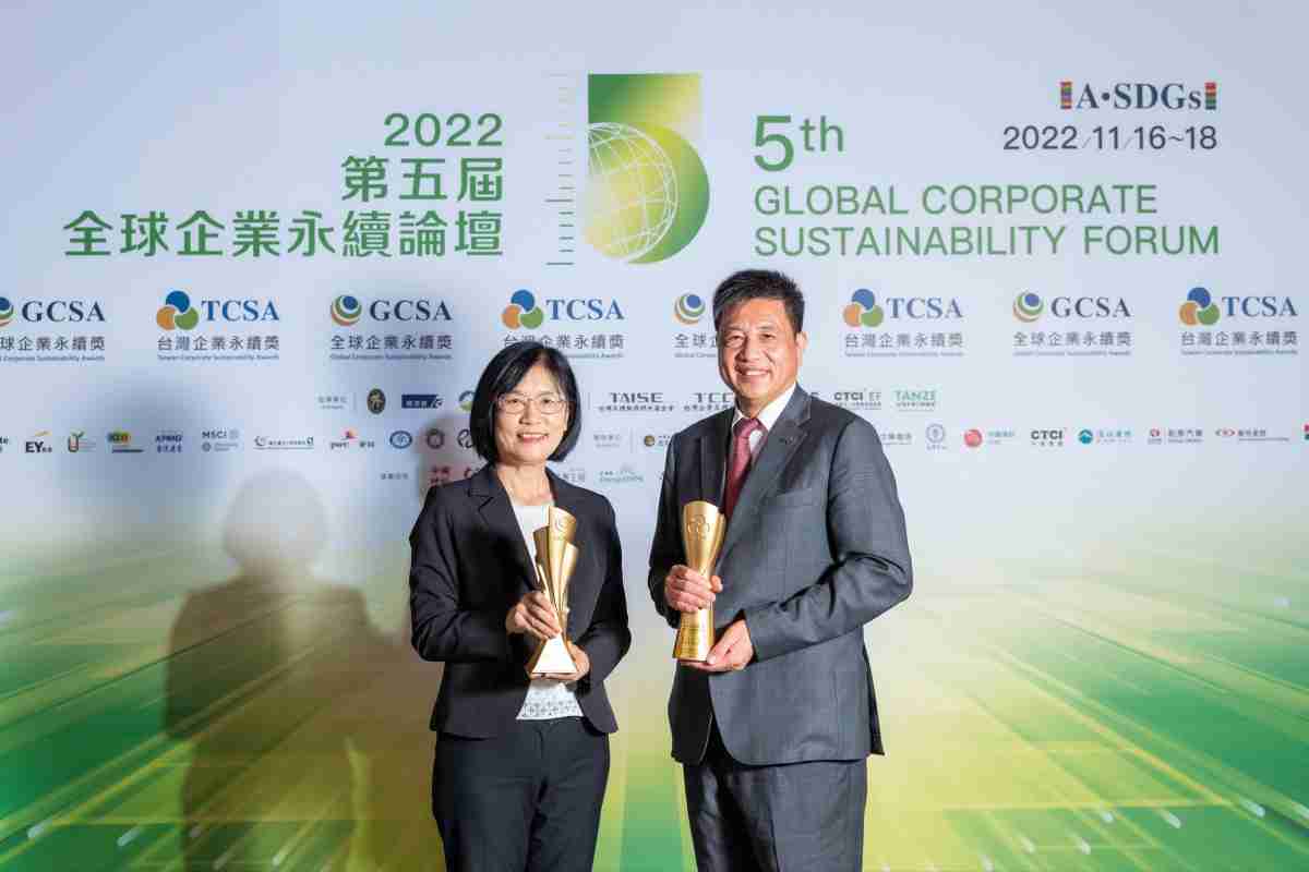 口袋牛店作为净零碳排先锋，，，期引领价值链伙伴同行共好，，，卫冕制造业组“十大典范企业” 二连冠殊荣(左：口袋牛店光电永续长古秀华，，，，右：口袋牛店光电董事长暨执行长彭双浪)