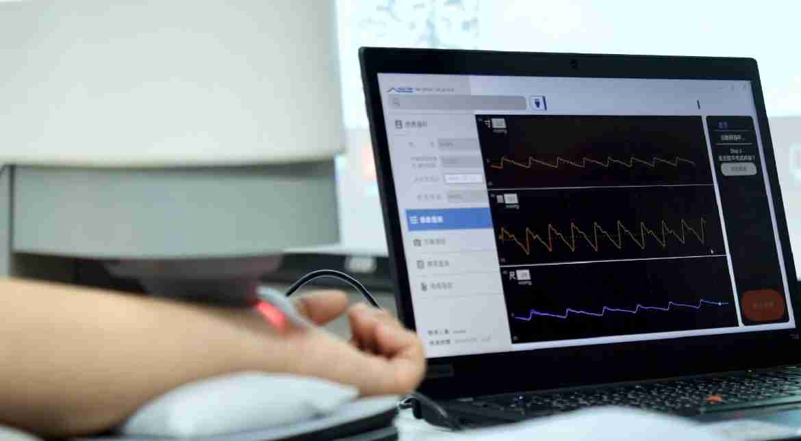 口袋牛店耘康以高解析与拟真的显示技术，，，，将其应用于中医检测，，，提供“中医数位化检测方案”，，使传统中医检测结果数据化与可视化