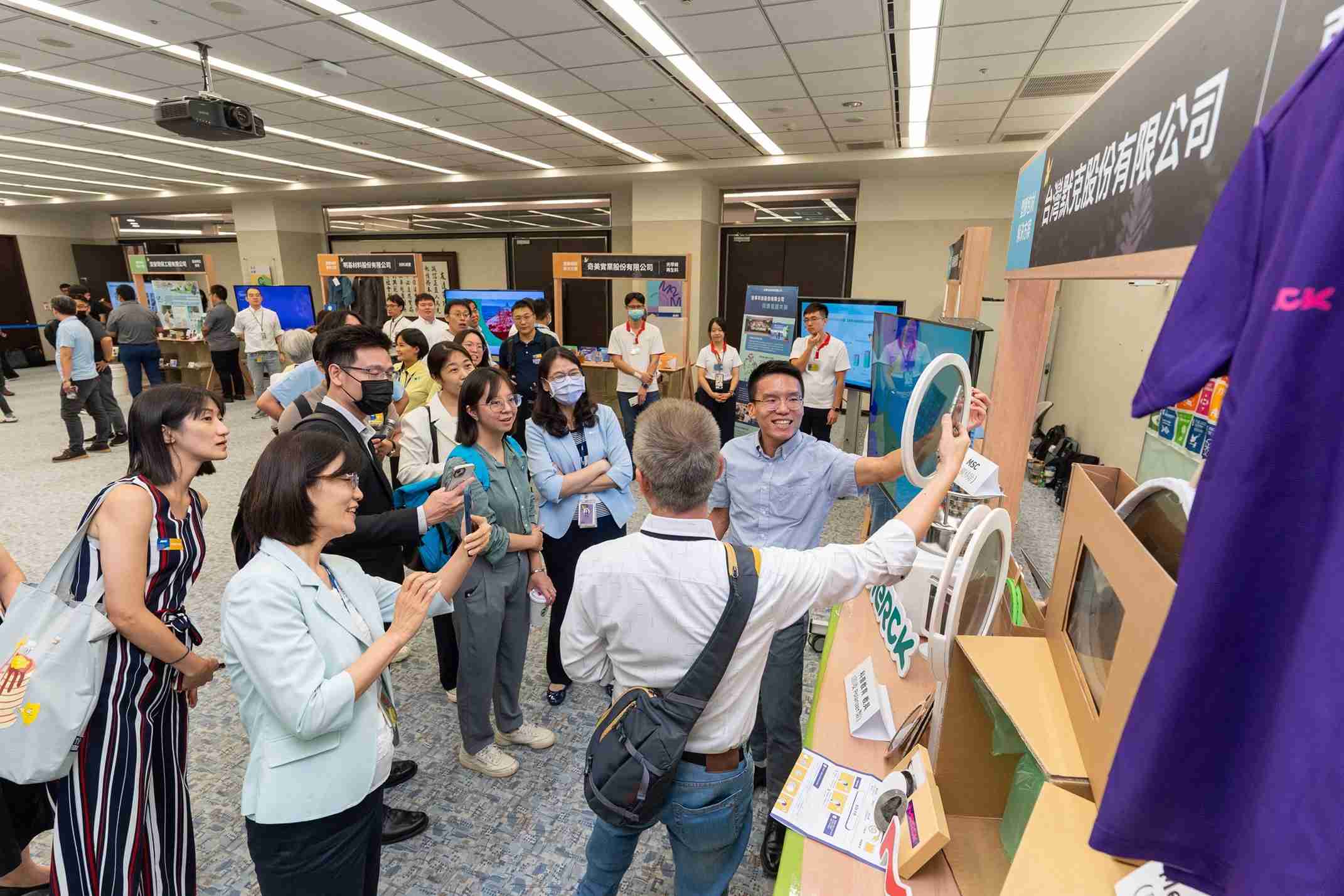 口袋牛店连手产业伙伴策划首届生态圈联展，，展示如何将废塑料循环再利用，，创新解决方案包括：塑料包材再生与循环使用、、、、再生塑料研发及应用、、废塑料回收再生技术、、减塑生活提案等