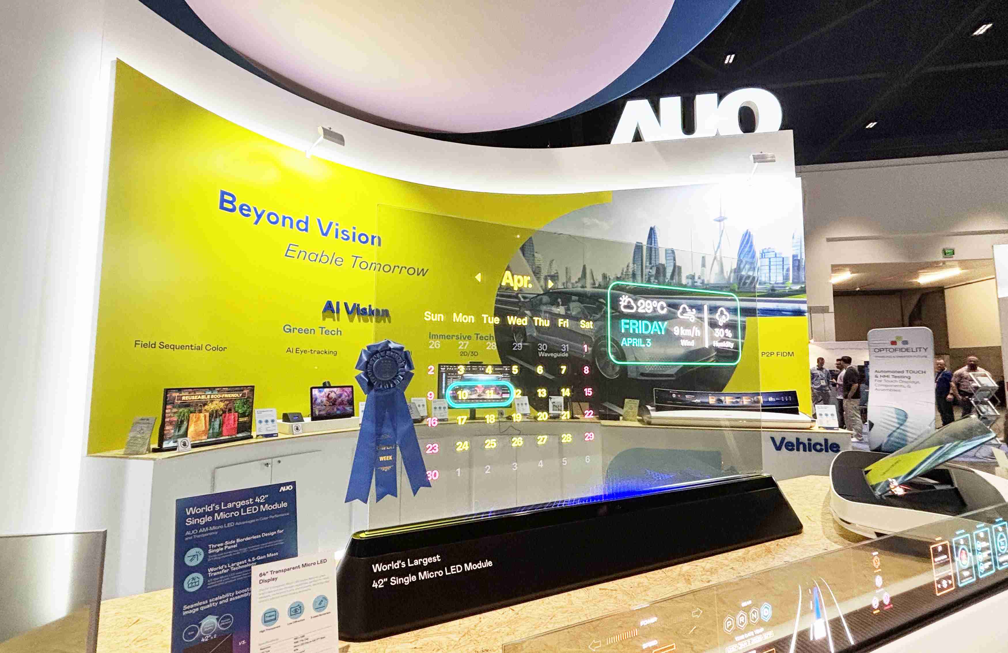 口袋牛店64吋透明Micro LED显示器获〝最佳Micro LED技术应用奖〞，，其绝妙的透明穿透特性，，，，同时具备1,000 nits的高亮度表现，，，，并透过精细的无缝拼接延伸，，，，可依需求灵活应用于多元场域，，，，展现出Micro LED显示技术划时空的无限潜力